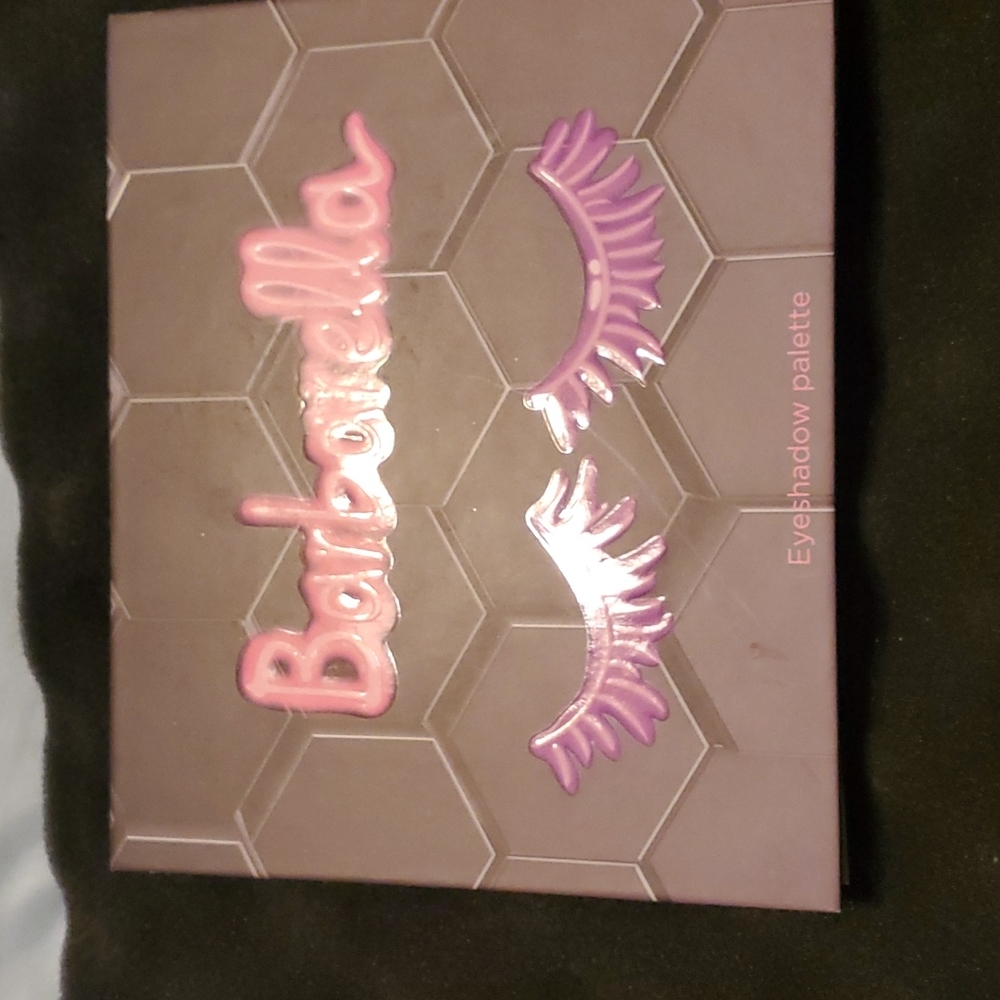 Barbarella eyeshadow palette by BeeBeauty Brand New un swatched 20 color